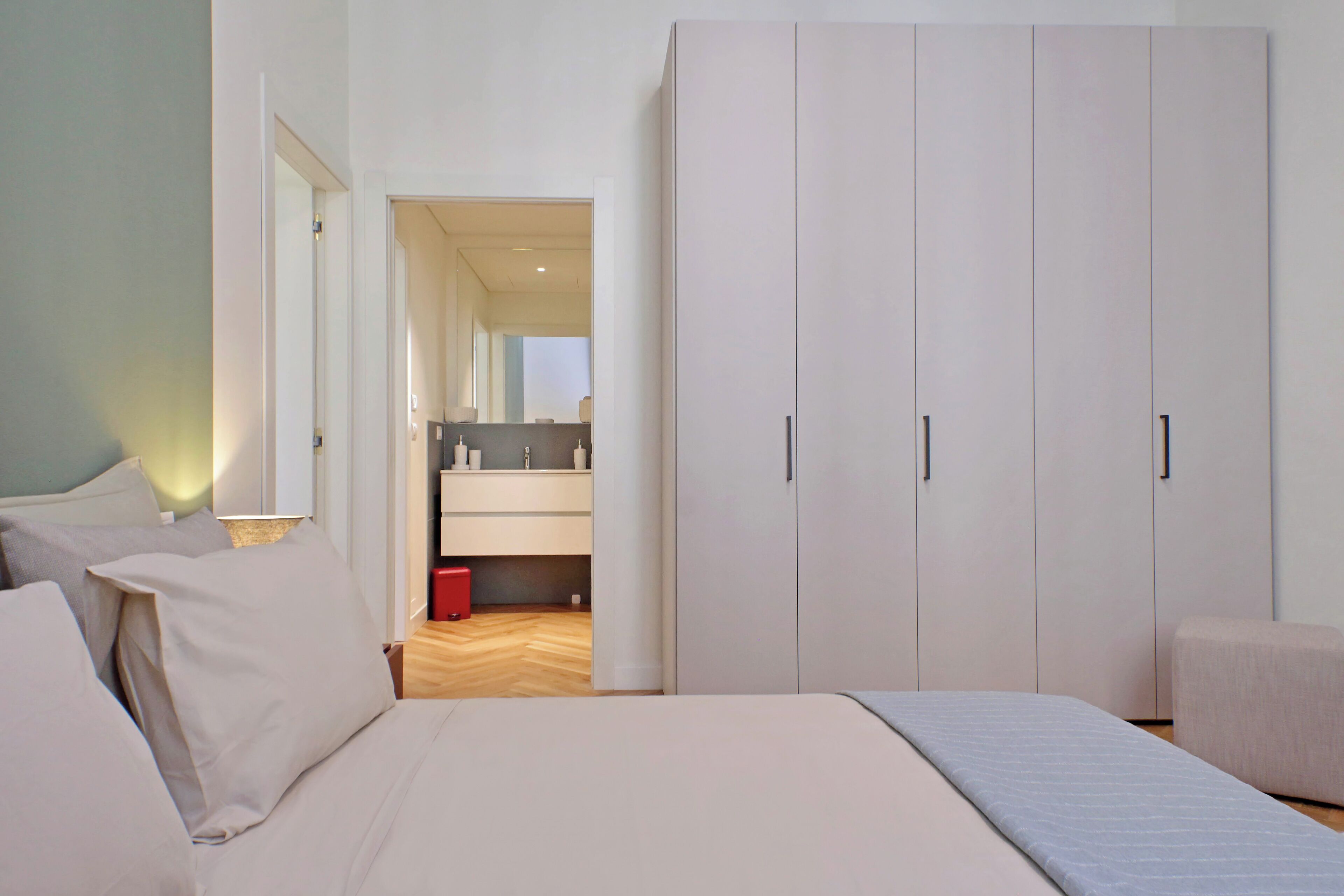 Una scrivania, postazione laptop, Wi-Fi gratuito