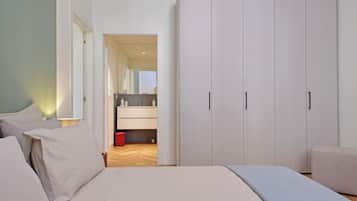 Desk, laptop workspace, free WiFi