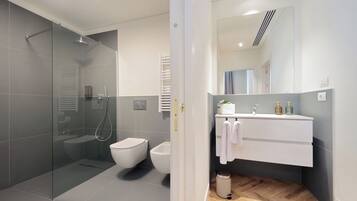 Appartement, 1 slaapkamer, niet-roken, keuken | Badkamer | Een douche, handdoeken, zeep, shampoo