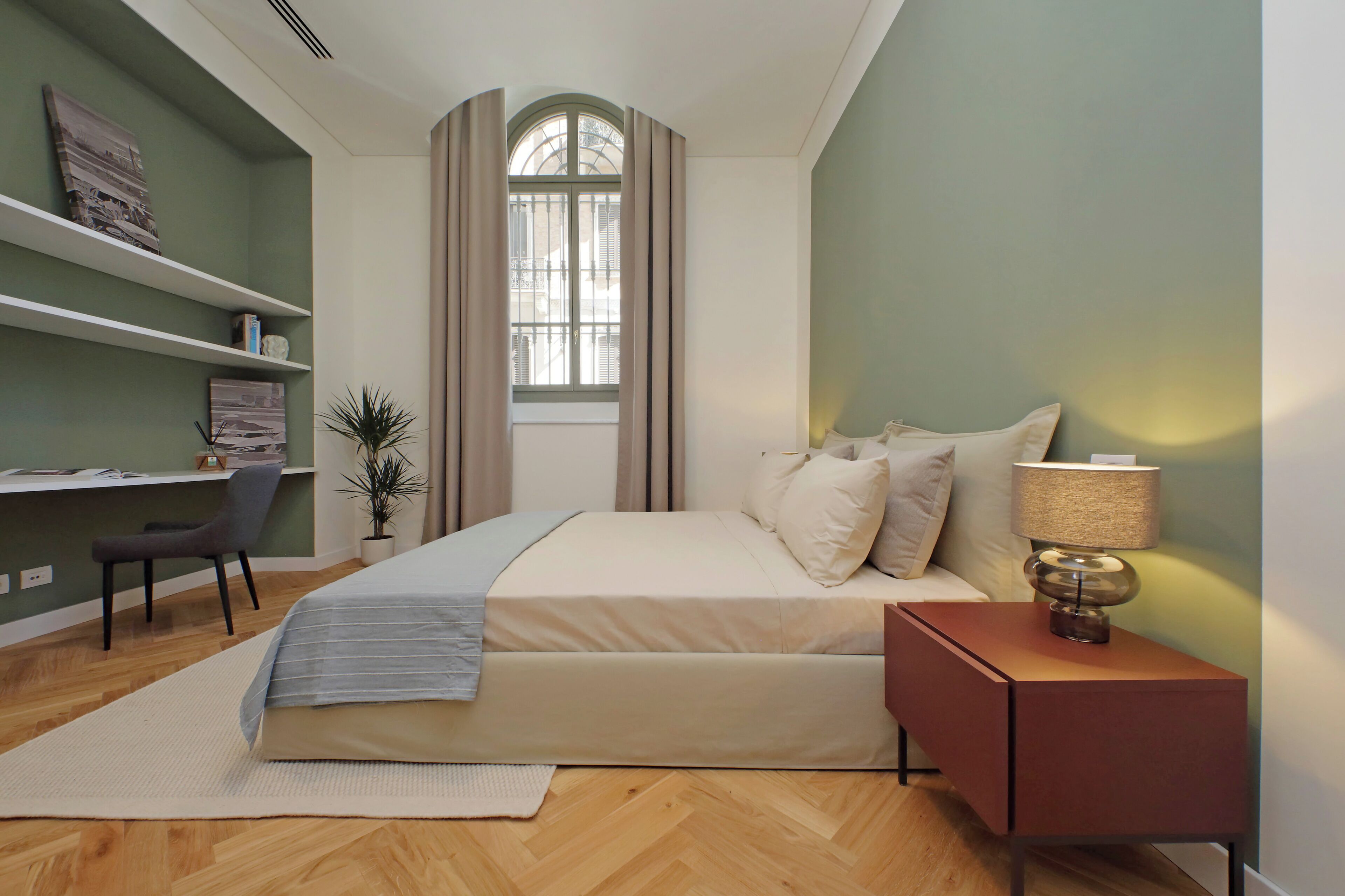 Schreibtisch, laptopgeeigneter Arbeitsplatz, kostenloses WLAN