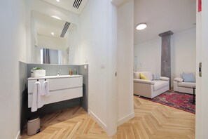 Apartment, 1 Bedroom, Non Smoking, Kitchen | Bathroom | Shower, towels, soap, shampoo