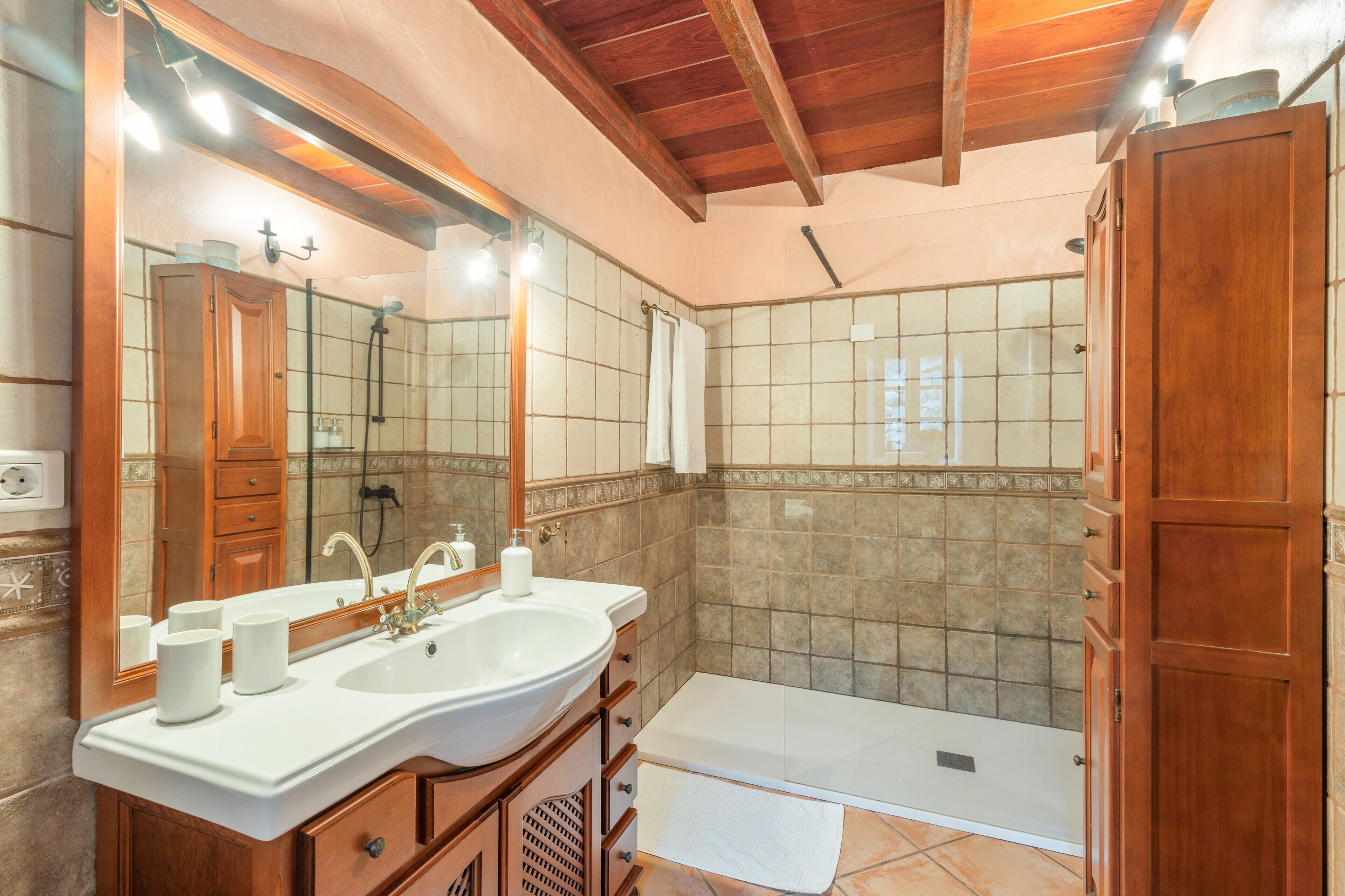 Ducha, secador de pelo y toallas