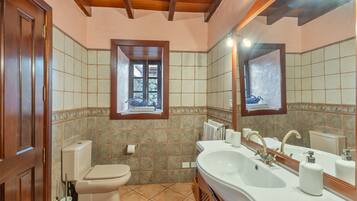 Douche, sĂšche-cheveux, serviettes fournies