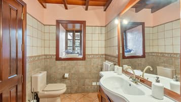 Een douche, een haardroger, handdoeken