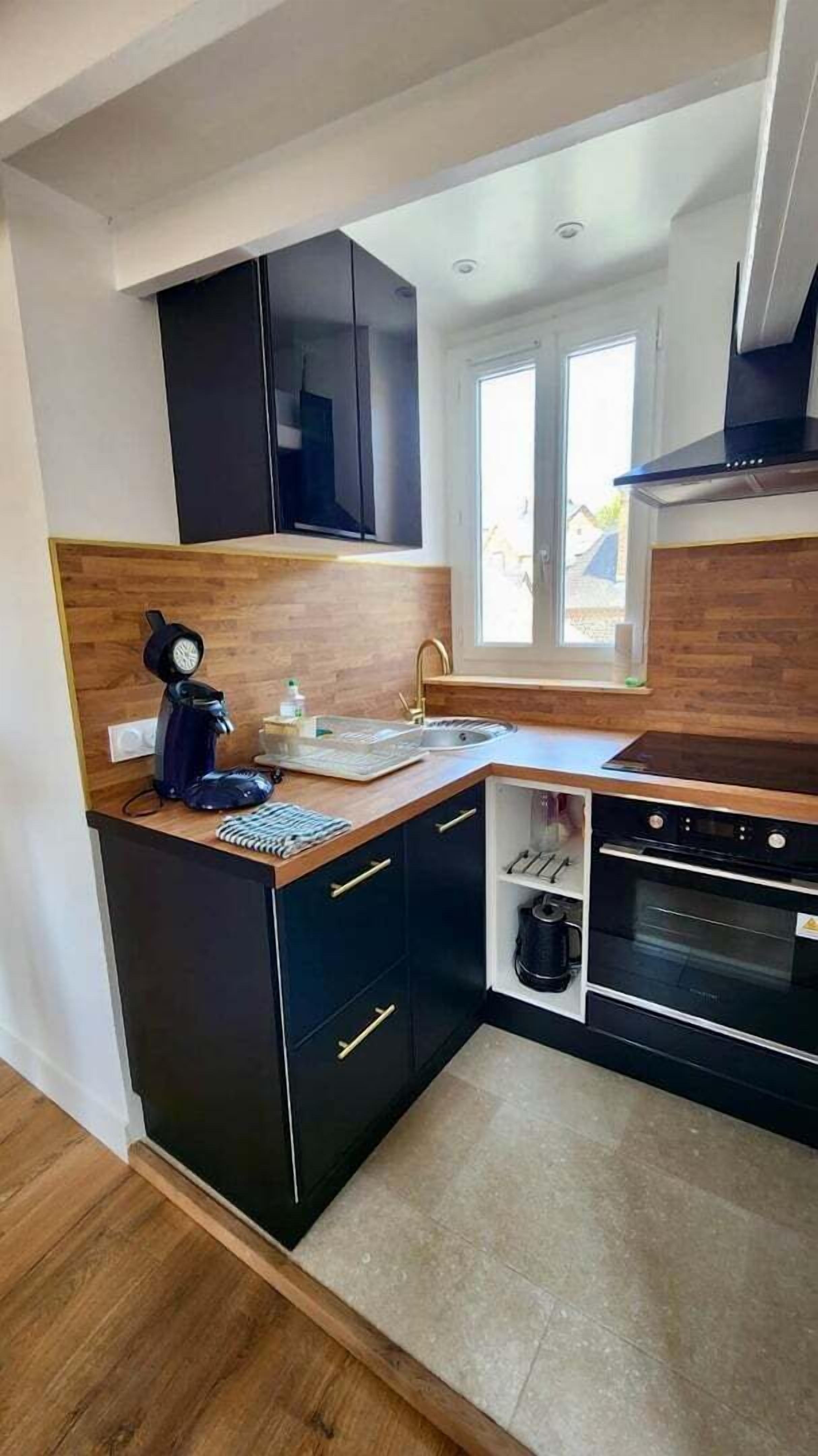 Fridge, microwave, oven, coffee/tea maker