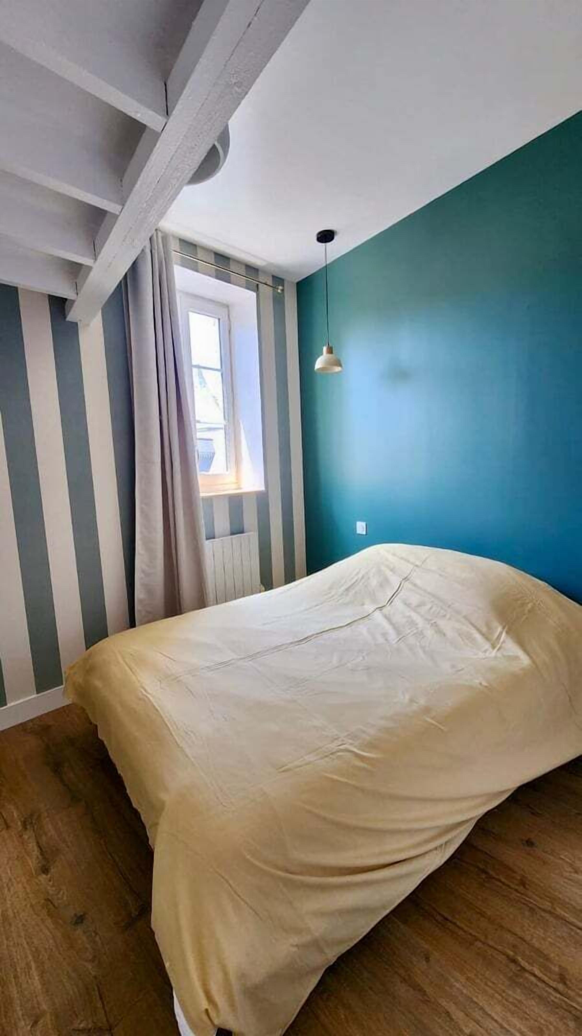 2 bedrooms, internet, bed sheets