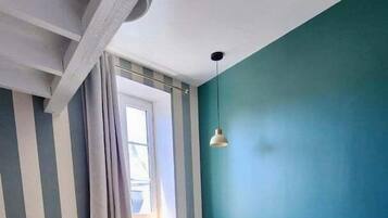 2 bedrooms, internet, bed sheets