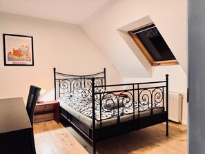 5 slaapkamers, een strijkplank/strijkijzer, wifi, beddengoed