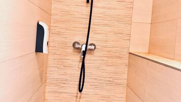 Dusche, Haartrockner, Handtücher, Seife