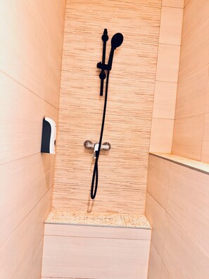 Een douche, een haardroger, handdoeken, zeep