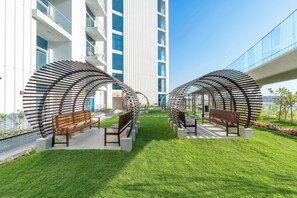Property grounds - Free housekeeping visits during your stay - StayShort - Fresh & Modern New Studio in Arjan that Sleeps 3 (Arjan)
