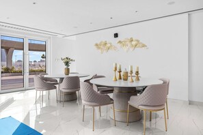 Dining - Free housekeeping visits during your stay - StayShort - Fresh & Modern New Studio in Arjan that Sleeps 3 (Arjan)
