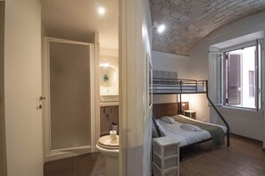 1 bedroom, desk, iron/ironing board, free WiFi - Colosseum: Exposed Brick Double & Private Bath (Roma)