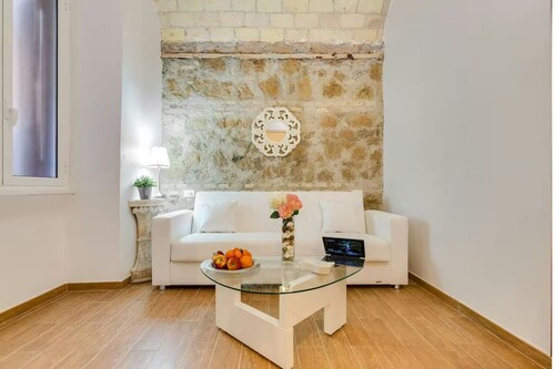 Colosseum: Exposed Brick Double & Private Bath