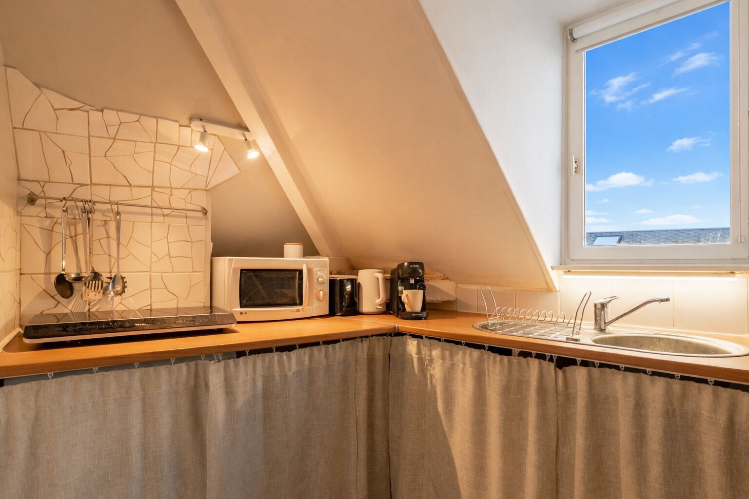 Frigorifero, microonde, forno, piano cottura