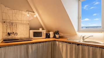 Frigorifero, microonde, forno, piano cottura