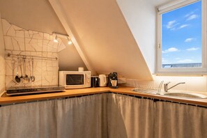 Réfrigérateur, micro-ondes, four, plaque de cuisson
