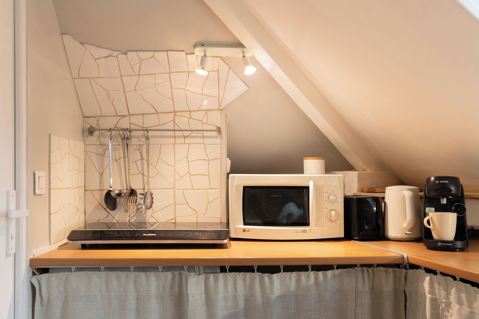 Réfrigérateur, micro-ondes, four, plaque de cuisson