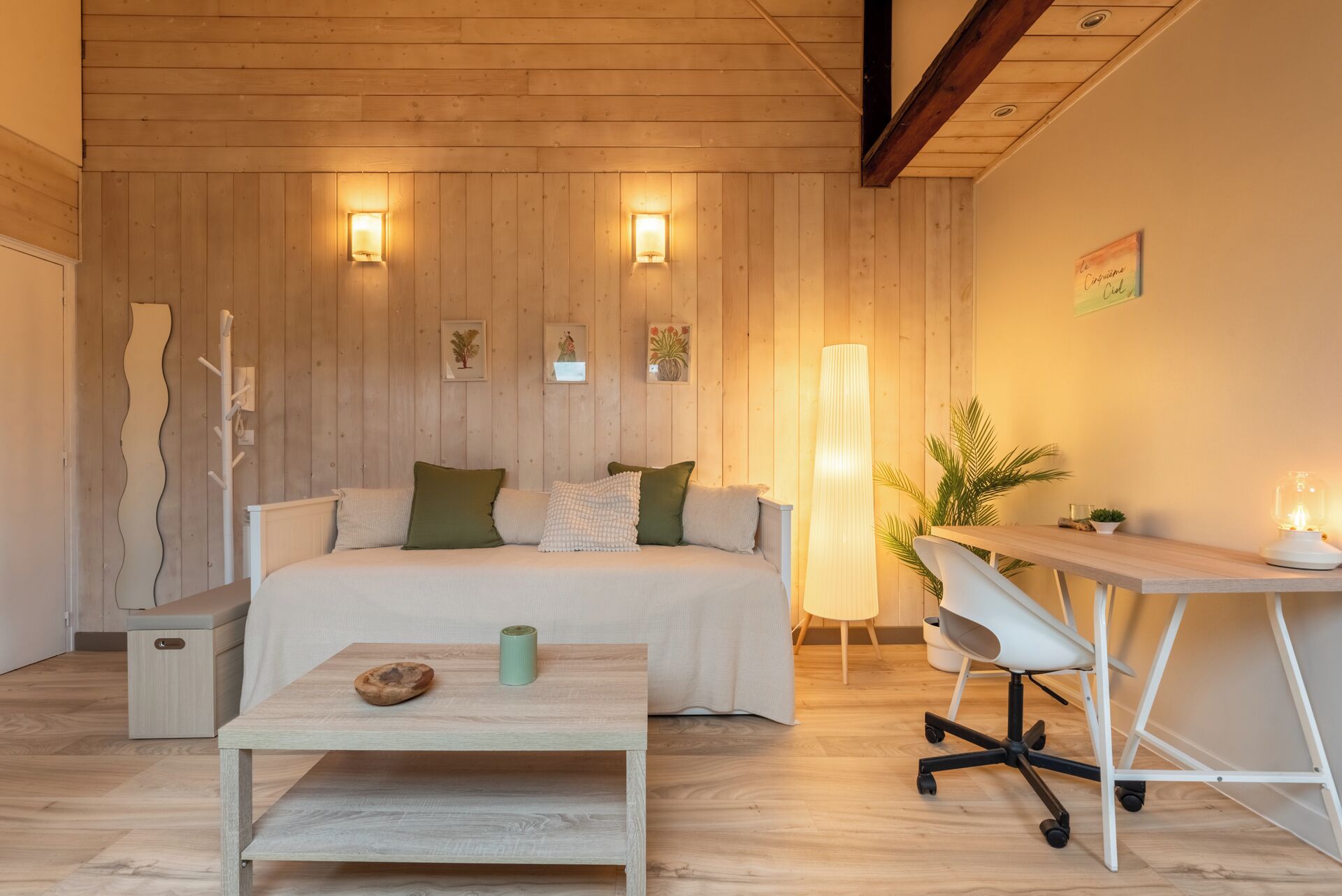 1 chambre, bureau, fer et planche à repasser, lit parapluie