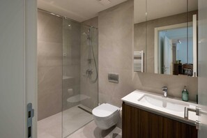 Luxury Apartment, City View | Bilik Mandi | Pancuran mandi, kelengkapan dandanan diri percuma, pengering rambut 