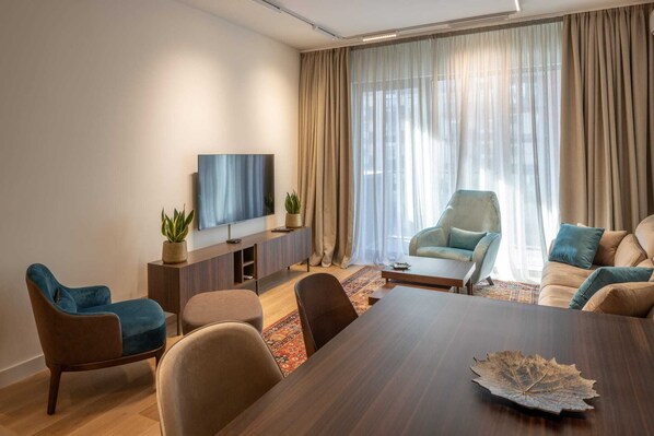 Luxury Apart Daire, Şehir Manzaralı | Oturma alanı | Kablolu TV kanalları bulunan 50 inç düz ekran televizyon 