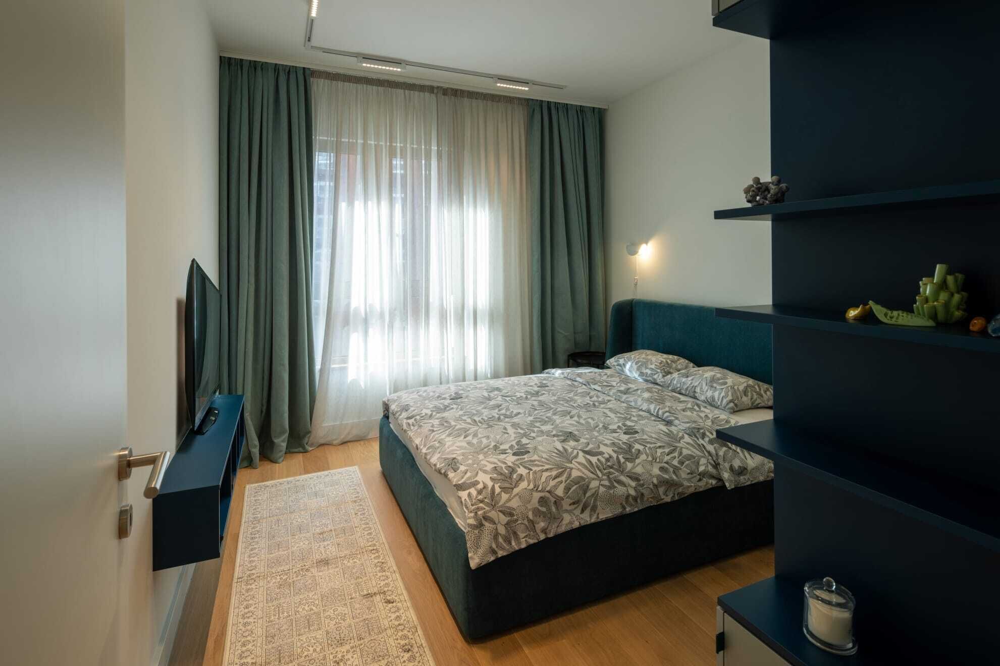 Luxury Apartment, City View | Meja, ruang kerja komputer riba, langsir/tirai gelap terus, kalis bunyi 