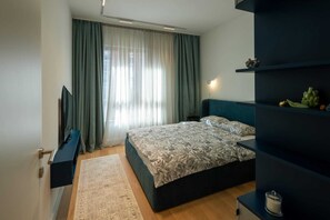 Luxury Apartment, City View | Meja, ruang kerja komputer riba, langsir/tirai gelap terus, kalis bunyi 