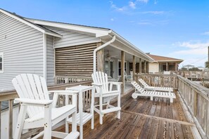 Terrace/patio - Bacon Bits-Pet Friendly House in Atlantic Beach, NC (Atlantic Beach)