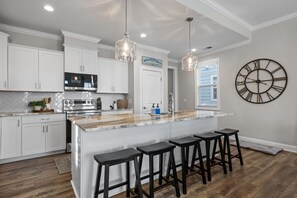 Kylskåp, mikrovågsugn, ugn och spishäll