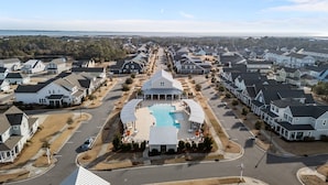 A residential area with a central swimming pool surrounded by houses. - Beautime-Pet Friendly Home in Downtown Beaufort, NC (Beaufort)