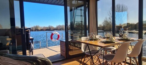 Exklusives Hausboot in Weyhe mit Sauna – Urlaub der besonderen Art