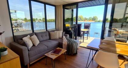 Exclusive houseboat in Weyhe with sauna - a special kind of vacation