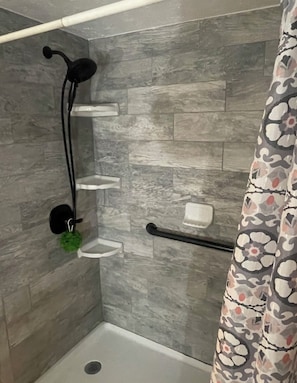 Douche, sèche-cheveux, serviettes fournies, savon