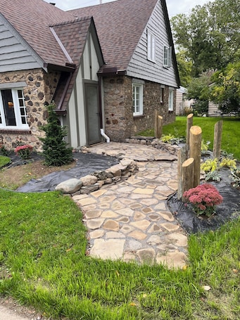 Property grounds. Lovely 4-Bedroom Cottage with a Lake View