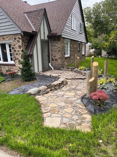 Lake view! Lovely 4-bedroom cottage with AC in soothing Conneaut