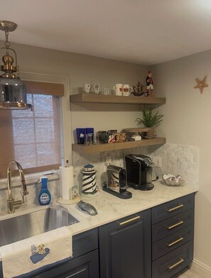 Private kitchen - Lovely 4-Bedroom Cottage with a Lake View (Conneaut)