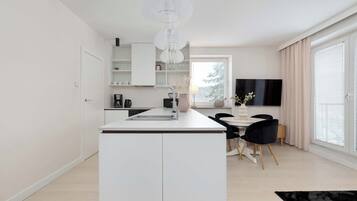 Køleskab, mikrobølgeovn, ovn, kogeplade