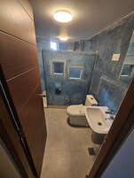 Ducha, artículos de tocador gratuitos, toallas, jabón