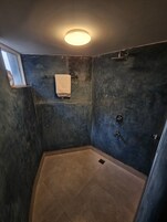 Ducha, artículos de tocador gratuitos, toallas, jabón