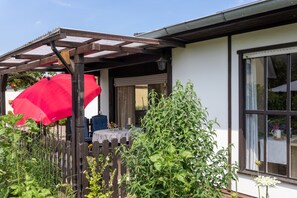Outdoor dining - Holiday Home 'Domizil Am Park Sanssouci' with Shared Terrace, Balcony and Wi-Fi (Potsdam)