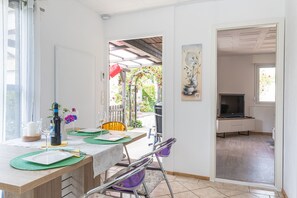 Dining - Holiday Home 'Domizil Am Park Sanssouci' with Shared Terrace, Balcony and Wi-Fi (Potsdam)