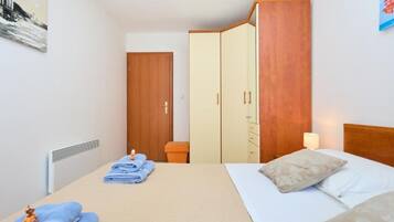 公寓 (OneBedroom Apartment with parking) | 1 多间卧室、婴儿床