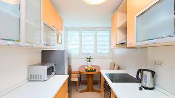 Apartamento (OneBedroom Apartment with parking) | Cozinha privada | Geladeira