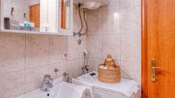 Departamento (OneBedroom Apartment with parking) | Baño | Regadera y toallas