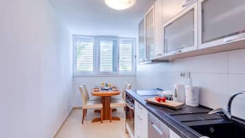 Apartamento (OneBedroom Apartment with parking) | Cozinha privada | Geladeira