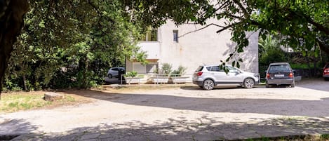 Apartment (OneBedroom Apartment with parking) | Exterior