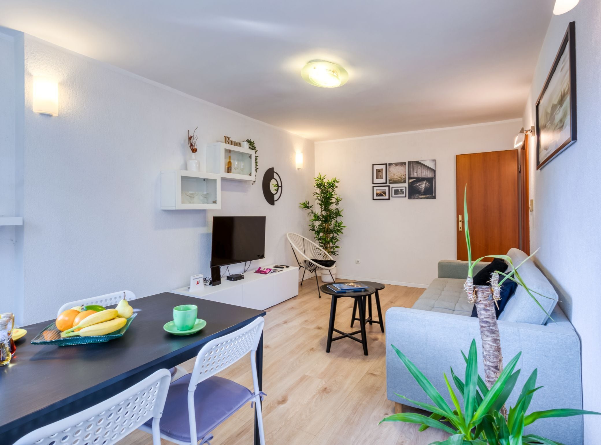 Apartment (OneBedroom Apartment with parking) | Wohnzimmer | 32-Zoll-Flachbildfernseher mit Satellitenempfang