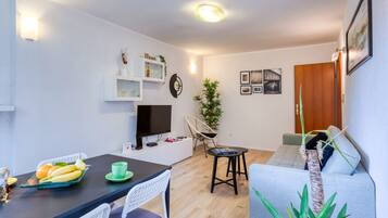 Apartment (OneBedroom Apartment with parking) | Wohnzimmer | 32-Zoll-Flachbildfernseher mit Satellitenempfang