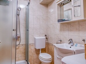 Apartment (OneBedroom Apartment with parking) | Bathroom | Shower, towels - Apartment Promenada (Dubrovnik)