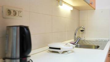 Apartamento (OneBedroom Apartment with parking) | Cozinha privada | Geladeira